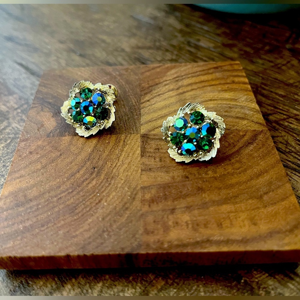 VTG Lisner screw back iridescent blue/green stone earrings in gold tone